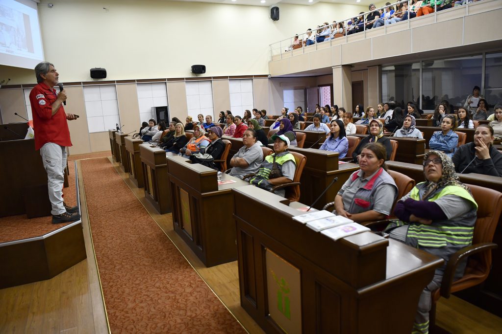 AKUT’tan belediye personeline deprem semineri