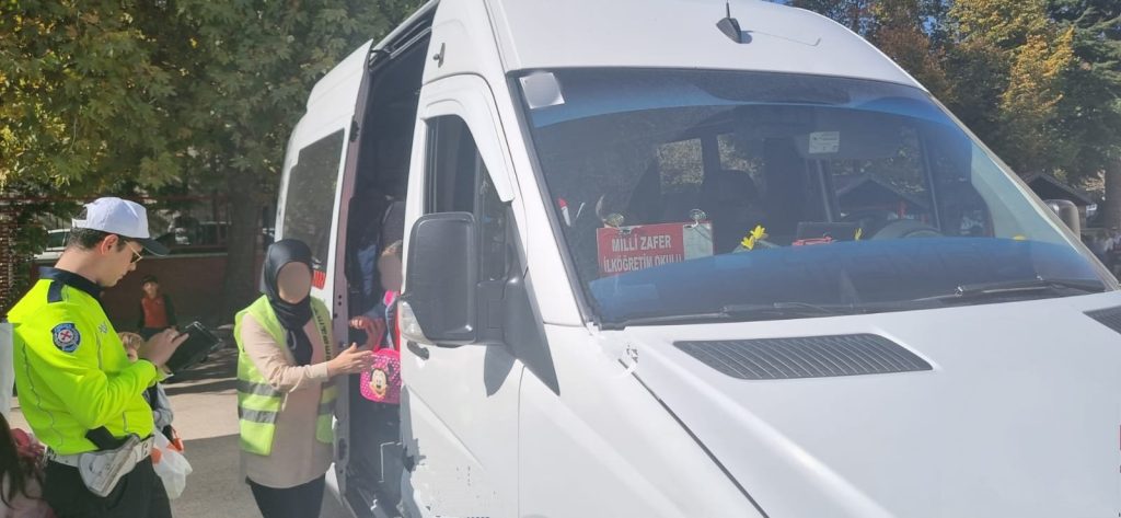 Polisten okul servislerine denetim