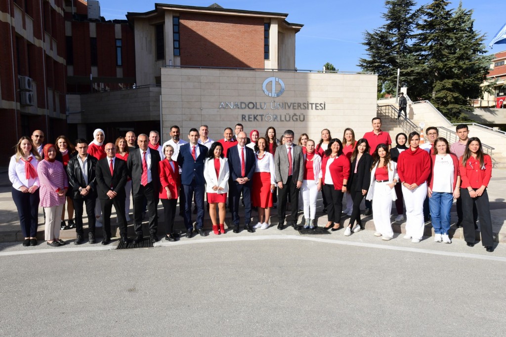 Anadolu Üniversitesi Cumhuriyetin 100. Yılında kırmızı beyaz