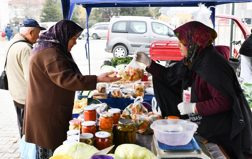 Kadın üreticilerin doğal ürünleri tezgahtaki yerini alıyor