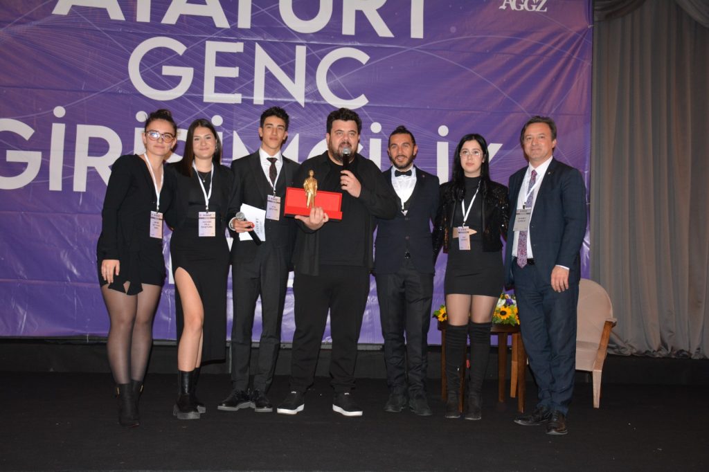Genç Girişimcilik Zirvesinde öğrencilerden başarılı çalışma