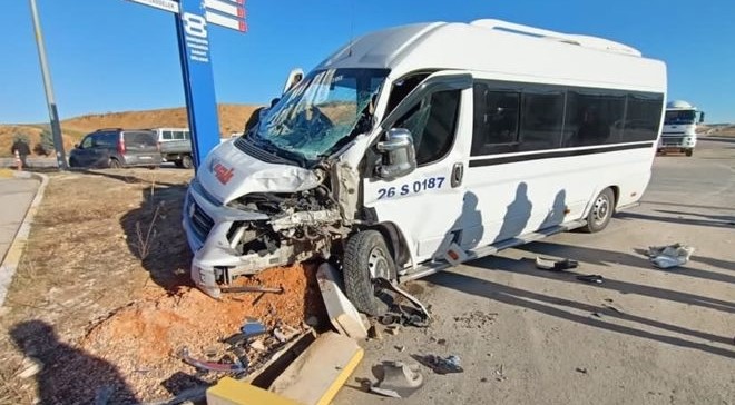 Servis araçlarının çarpıştığı kazada 10 kişi yaralandı