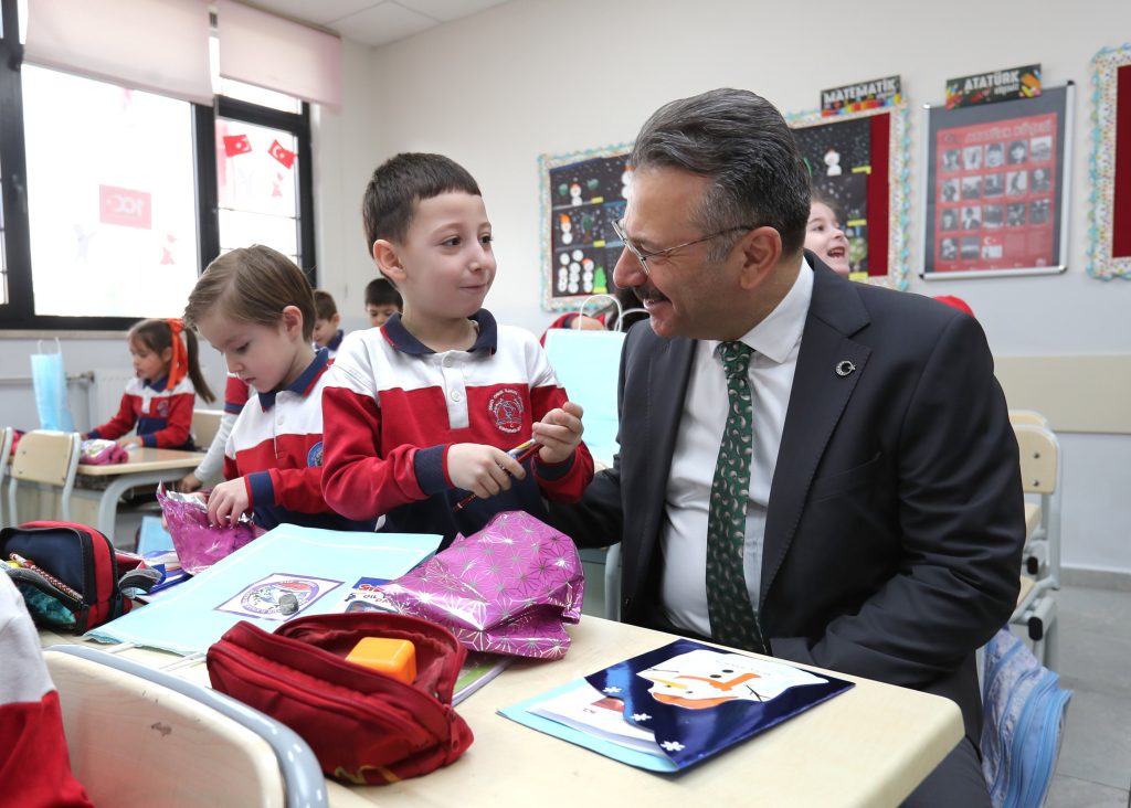 Vali Aksoy öğrencilerin karne törenine katıldı