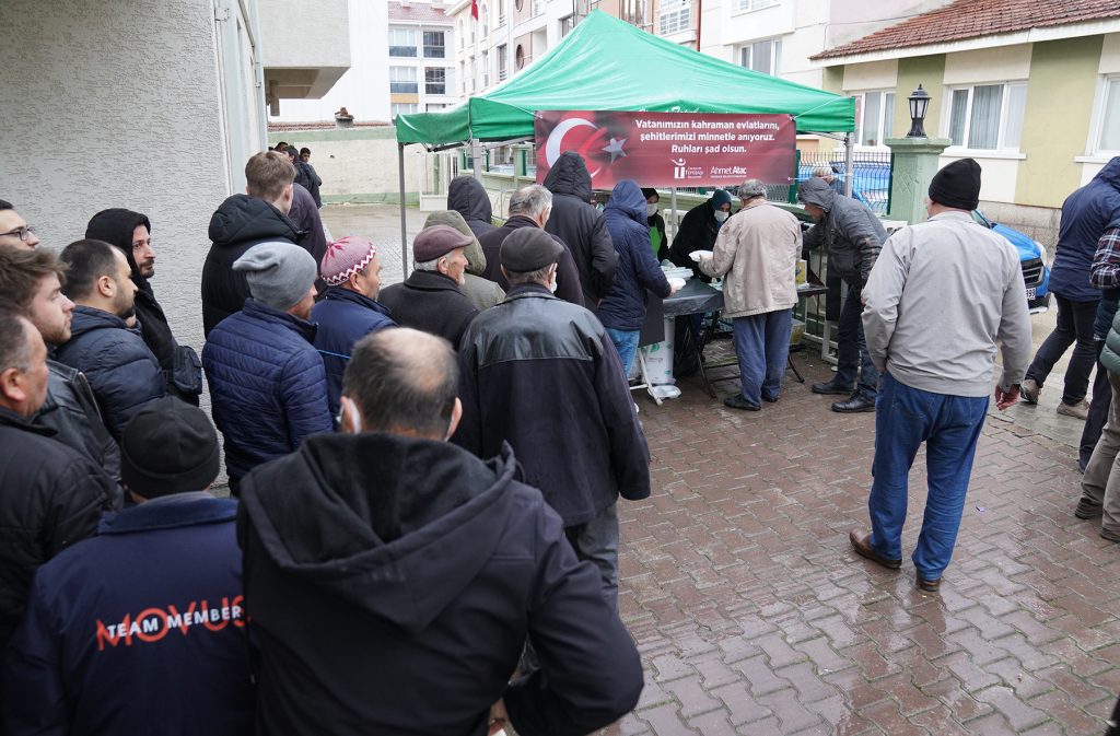 Şehitler anısına cami çıkışı pilav dağıtıldı