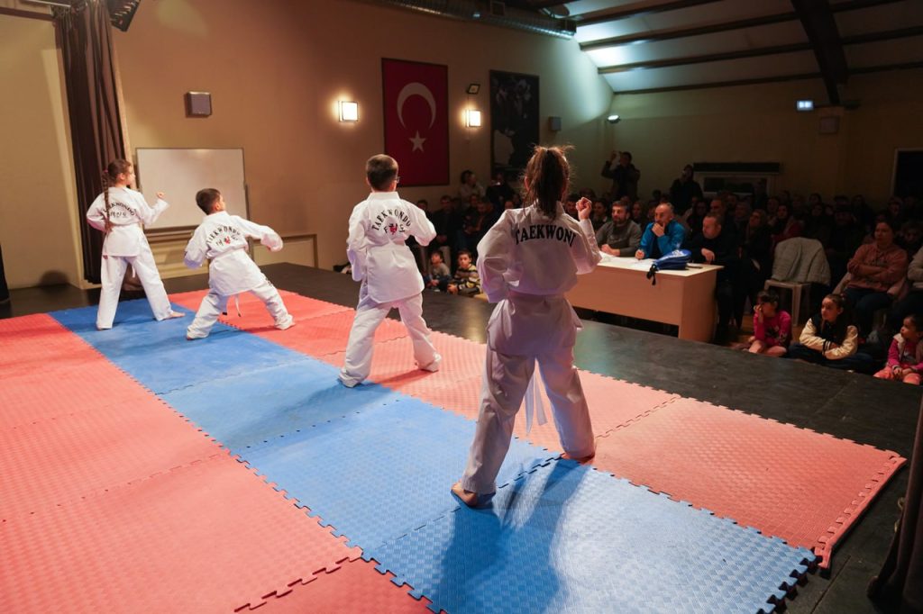 Taekwondo öğrencileri kuşak sınavında ter döktü