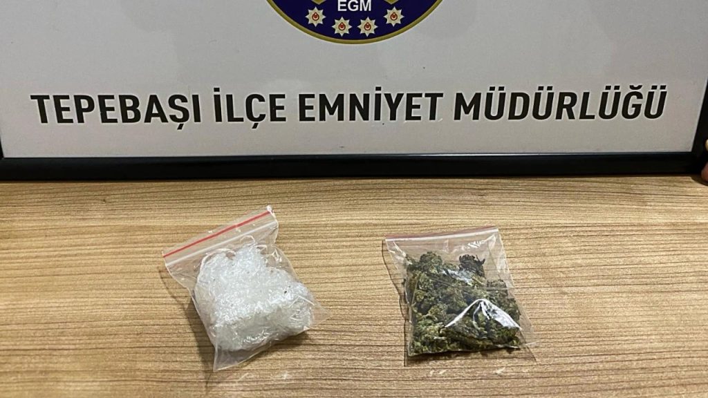 Bekçilere yakalanan şüphelilerden uyuşturucu bulundu