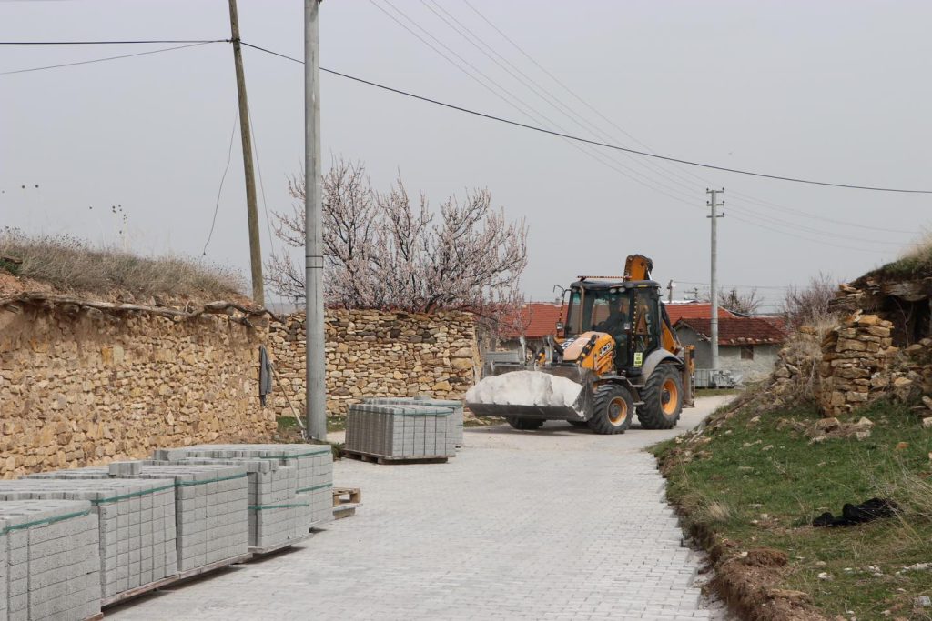 Çifteler’de yollar asfalt ve kilit parke ile yenileniyor