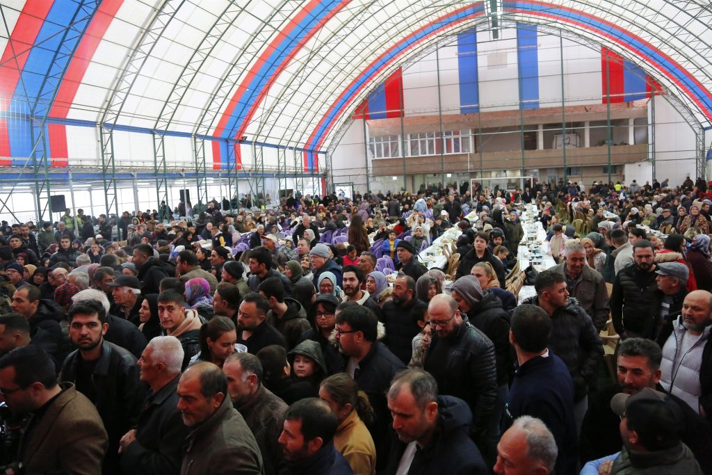 Çifteler’de Kadir Bıyık ev sahiplerine anahtarlarını verdi