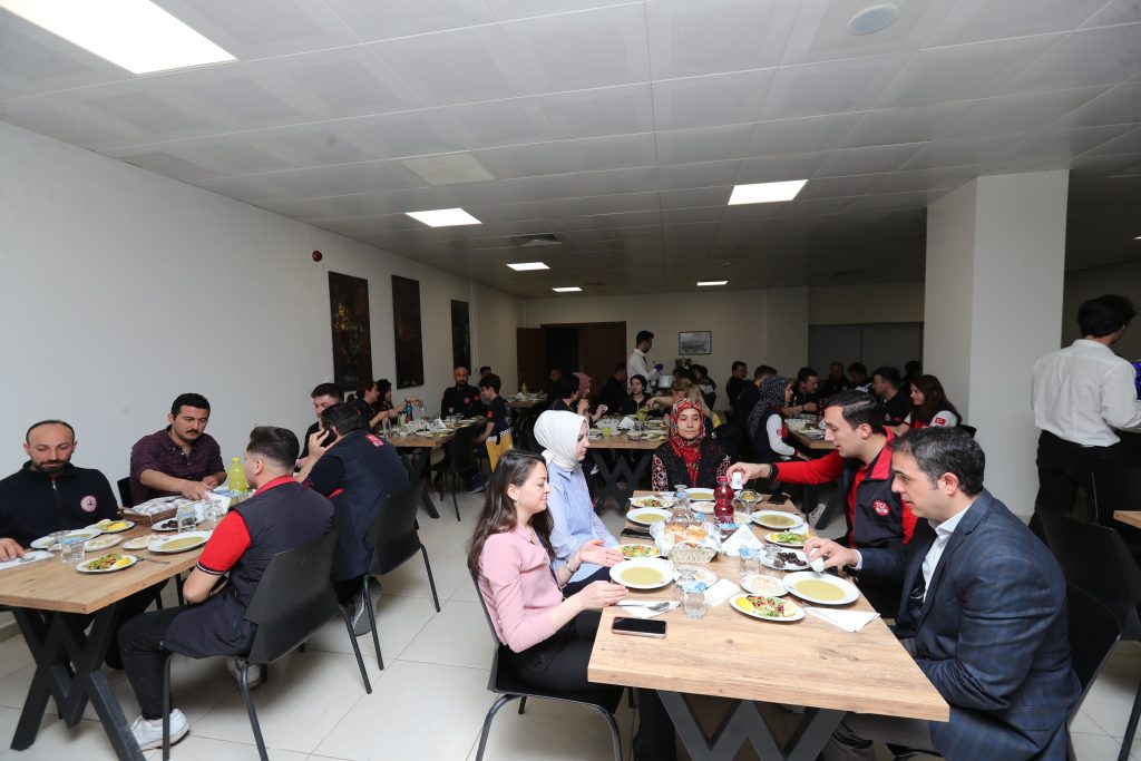 Vali Aksoy 112 Acil Çağrı Merkezi ve GAMER personeliyle iftar yaptı