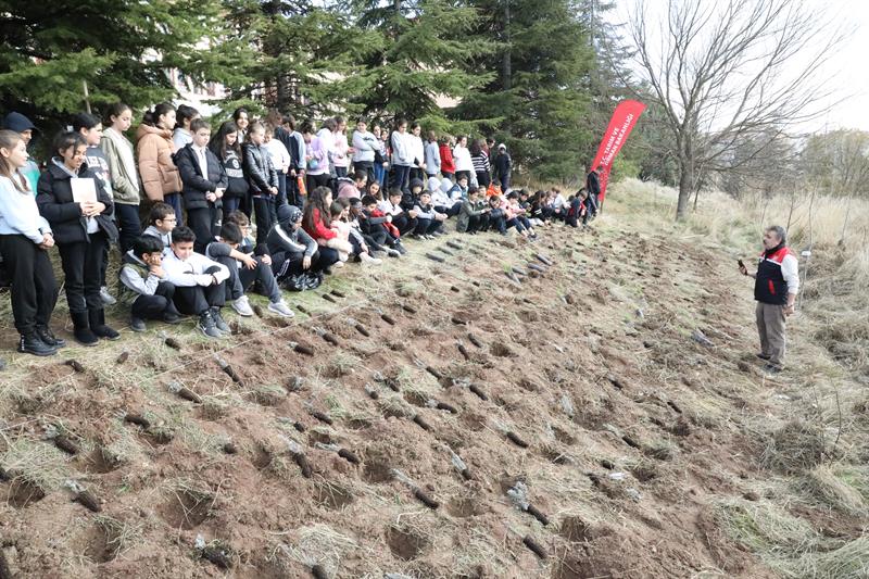 30 Ağustos Ortaokulu öğrencileri fidanları toprakla buluşturdu