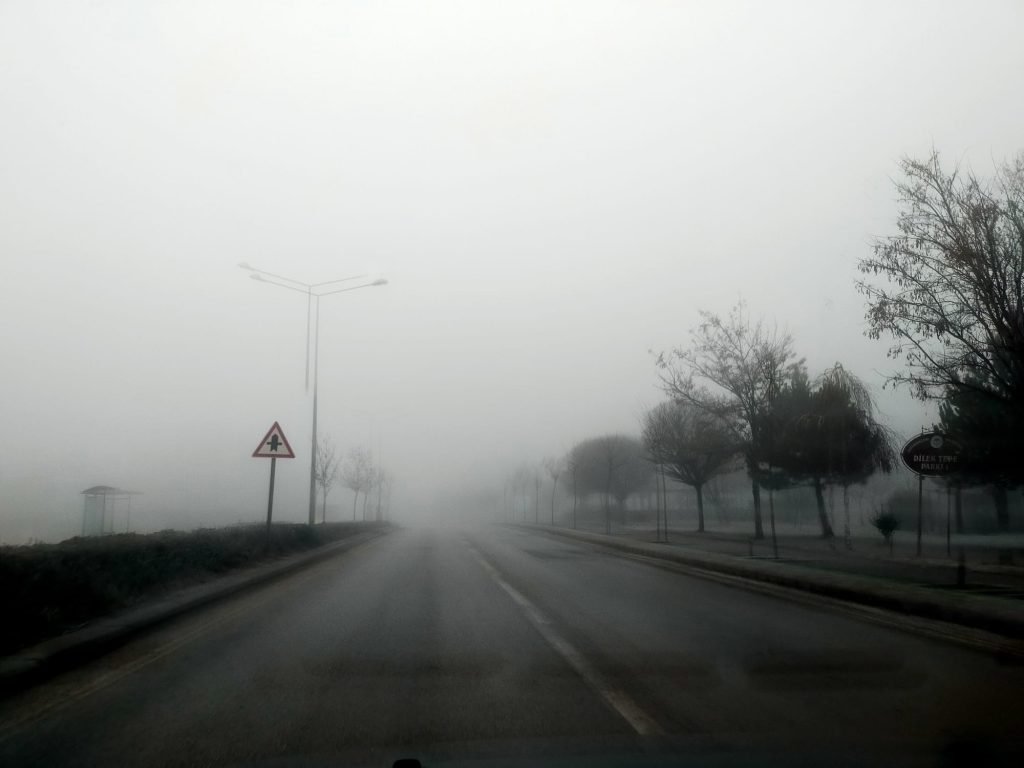 Yoğun sis ve buzlanma sürücülere zor anlar yaşattı