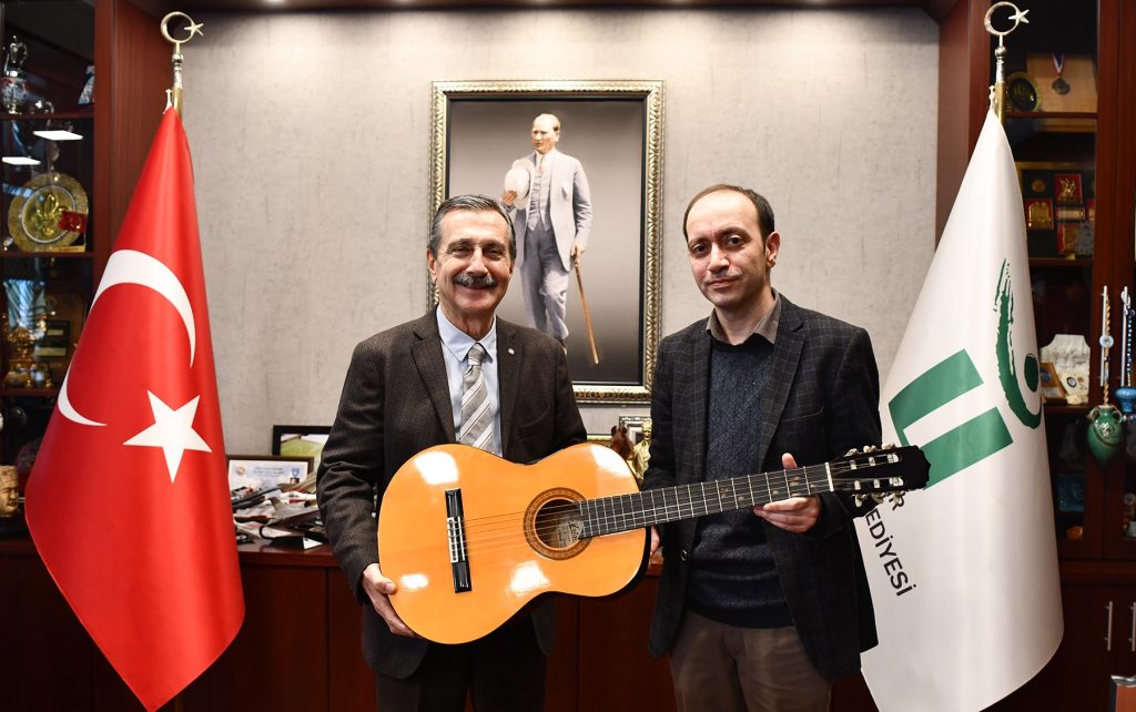 Eskişehirli gazeteciden gitar bağışı