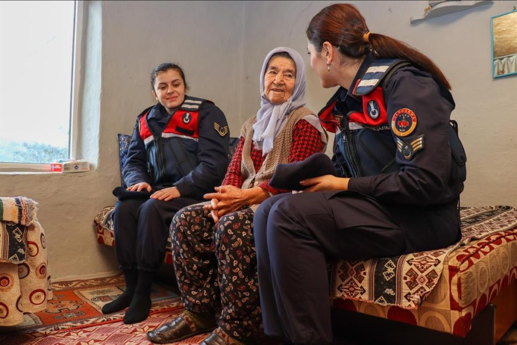 Jandarma şehit ailesini ziyaret etti