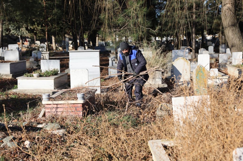 Büyükşehir ekiplerinden mezarlıklara temizlik ve bakım