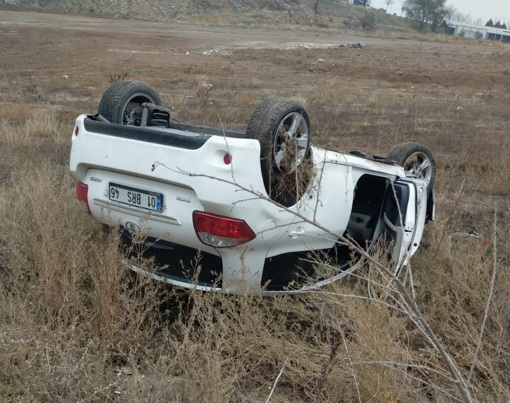 Kayan otomobil şarampole yuvarlandı: 3 yaralı