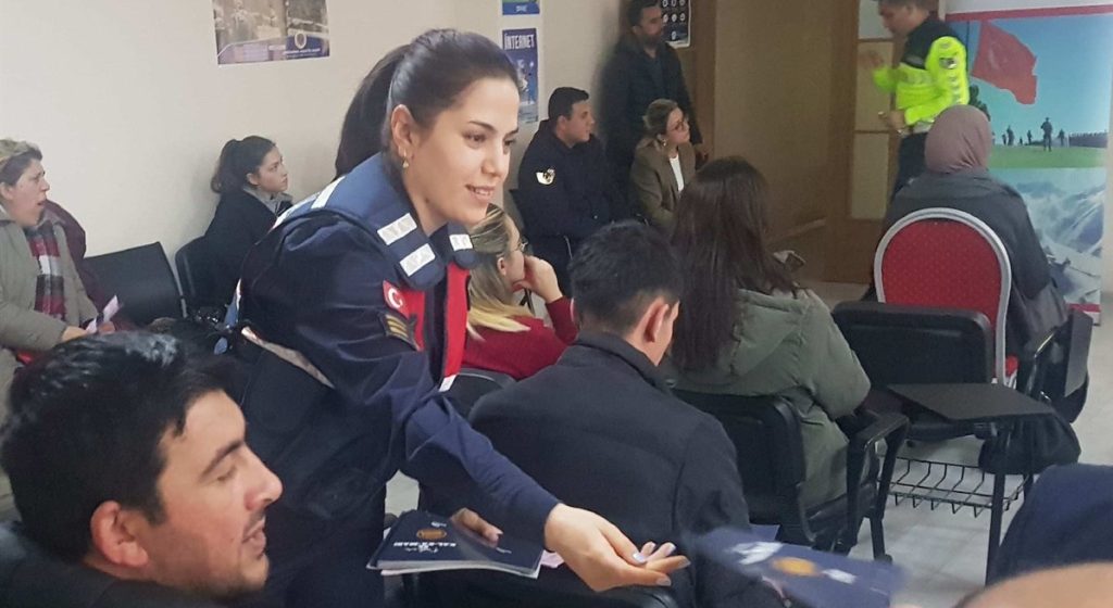 Jandarma ekipleri fabrika çalışanlarıyla bir araya geldi