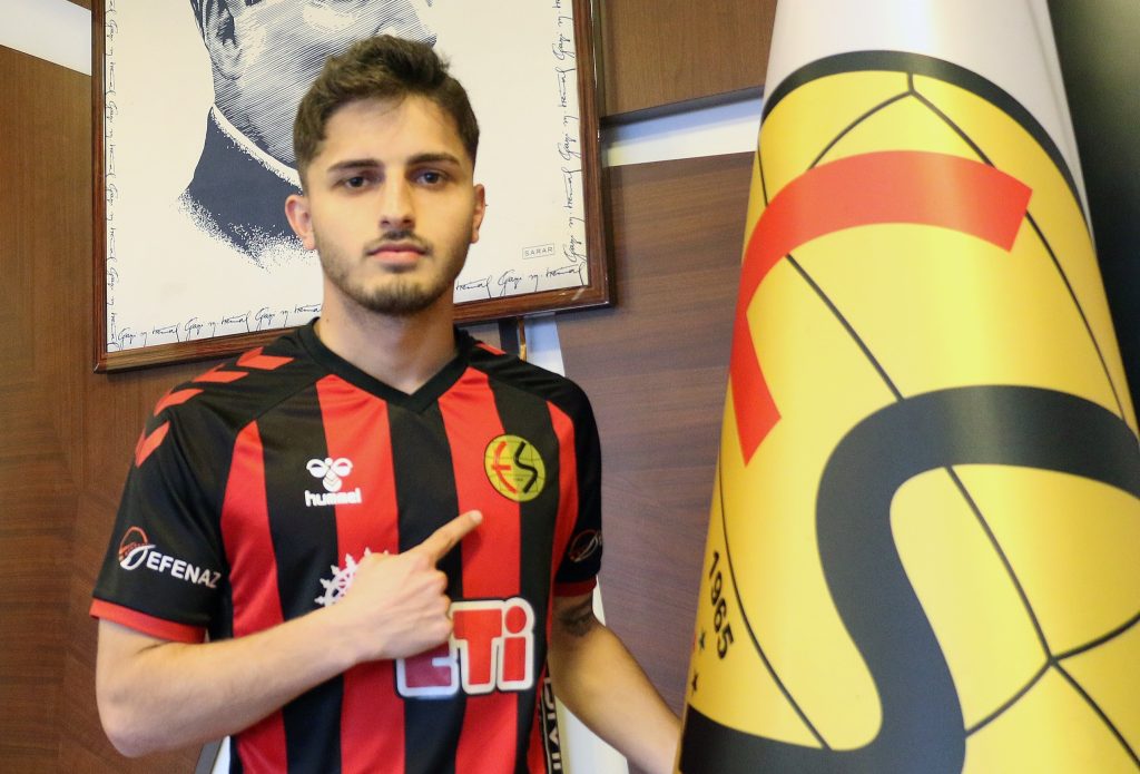 Es Es, genç oyuncuyu renklerine bağladı