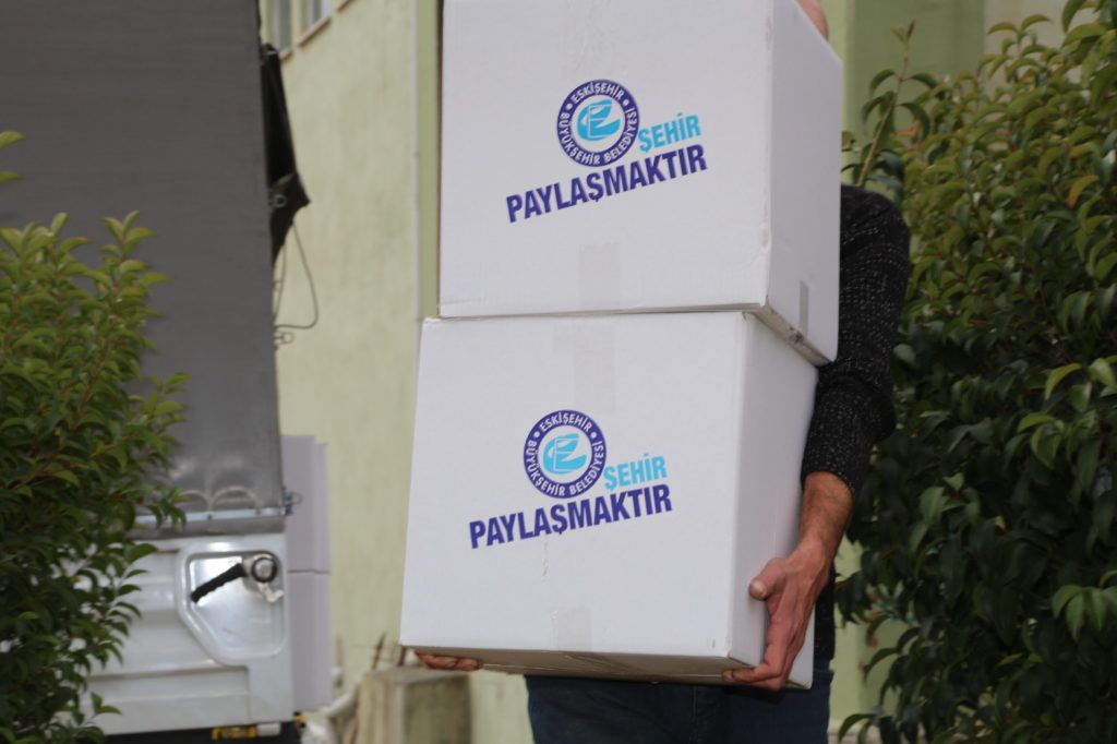 “Şehir Paylaşmaktır” kolileri ihtiyaç sahiplerine dağıtılıyor
