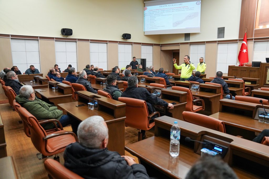Belediye şoförlerine trafik güvenliği ve fermuar sistemi eğitimi verildi