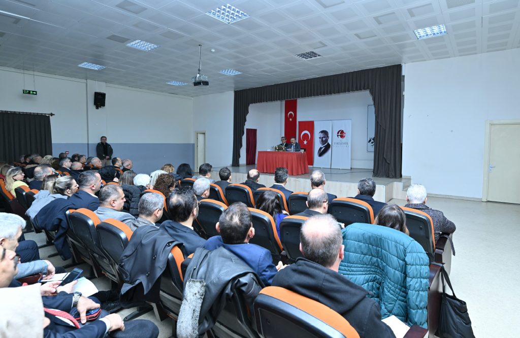Vali Aksoy muhtarlar toplantısını Tepebaşı’nda gerçekleştirdi