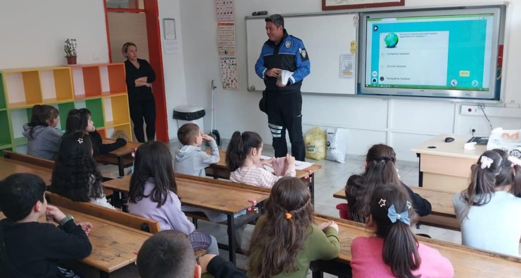 Polisler miniklerin karne sevincine ortak oldu