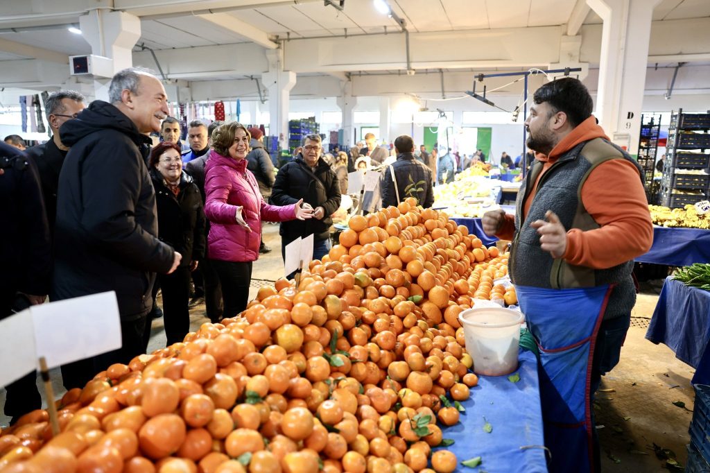 Başkan Ünlüce Çamlıca pazarında vatandaşlarla buluştu