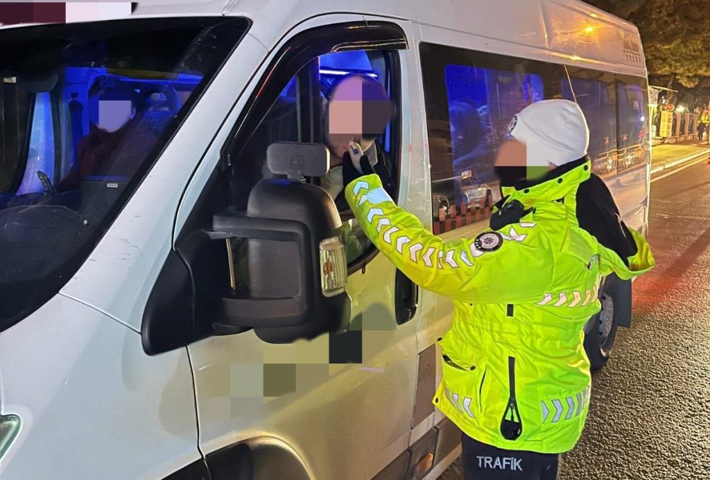 Trafik ekiplerinden sürücülere alkol denetimi