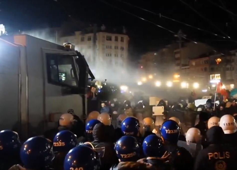 Protesto yürüyüşüne TOMA’lı müdahale