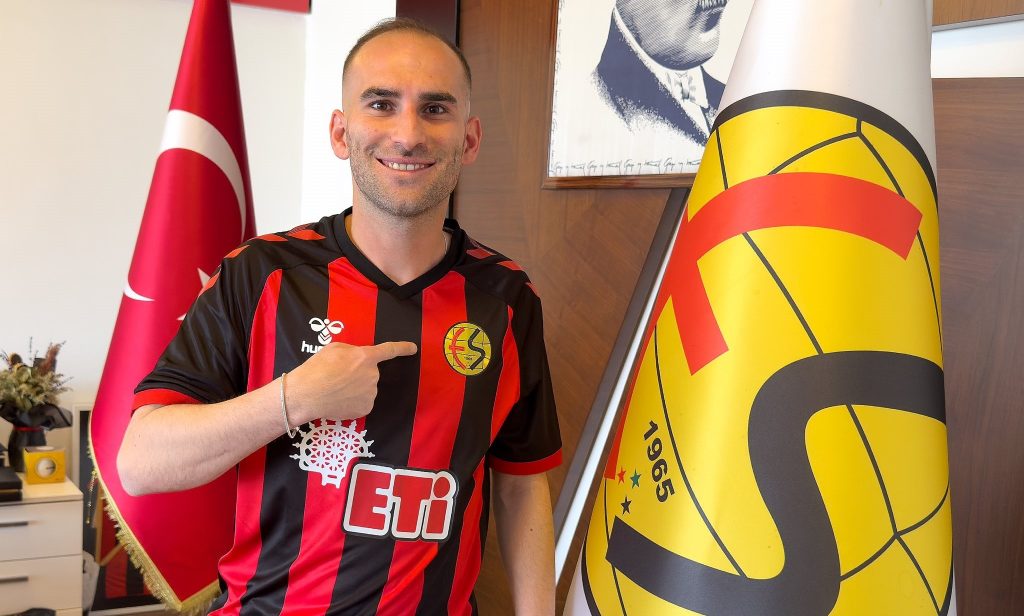 Es Es, 27 yaşındaki oyuncu Uygur’la imzayı attı