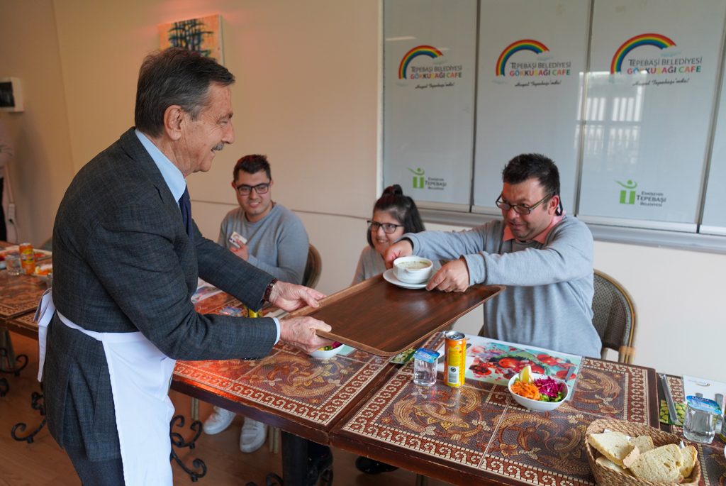 Başkan Ataç’tan Gökkuşağı Kafe’nin özel çalışanlarına yemek servisi