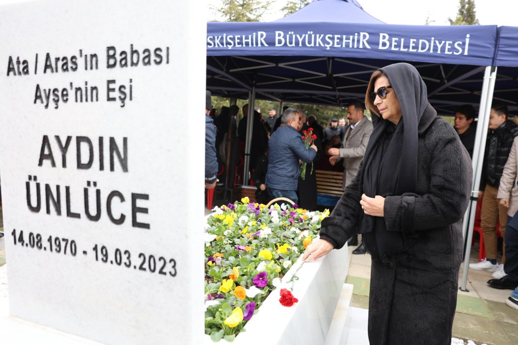 Aydın Ünlüce vefatının yıldönümünde kabri başında anıldı