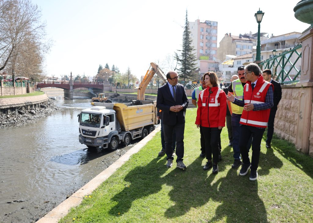 Porsuk Çayında dip temizliği devam ediyor