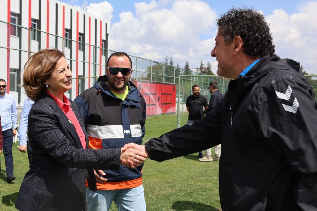 Ünlüce ve Arslan’dan Akhisar karşılaşması öncesi Eskişehirspor’a destek ziyareti