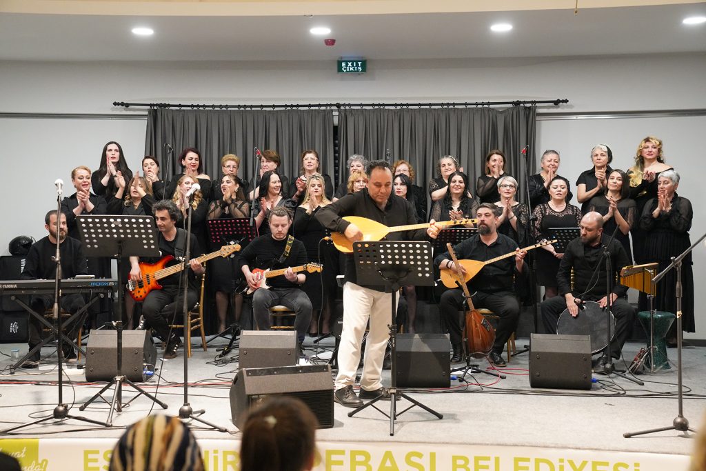 THM konserinde Edip Akbayram şarkıları seslendirildi