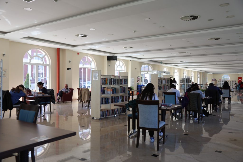Öğrencilerin yeni buluşma mekanı sosyal kütüphane oldu