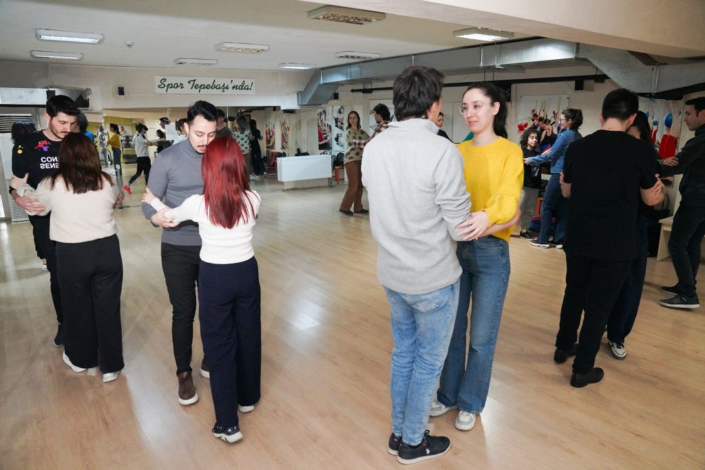 Gençler Tango yapmayı öğreniyor