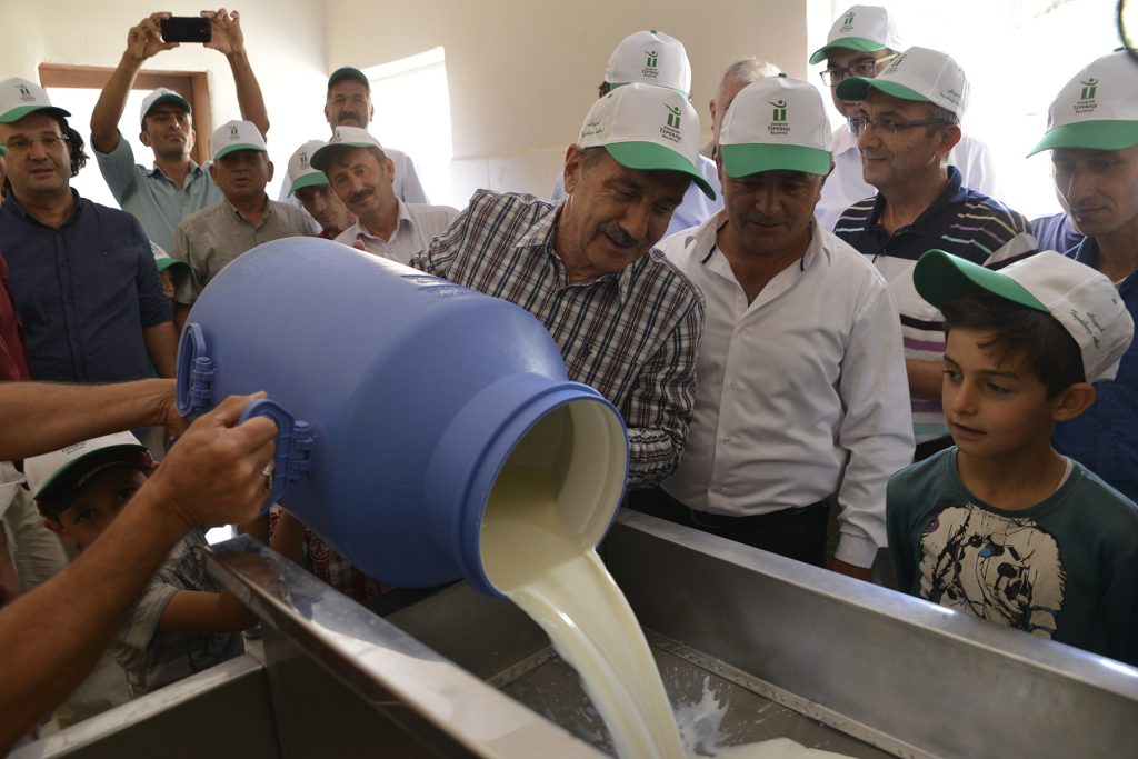 Başkan Ataç: “Süt üretimini de tüketimini de destekliyoruz”