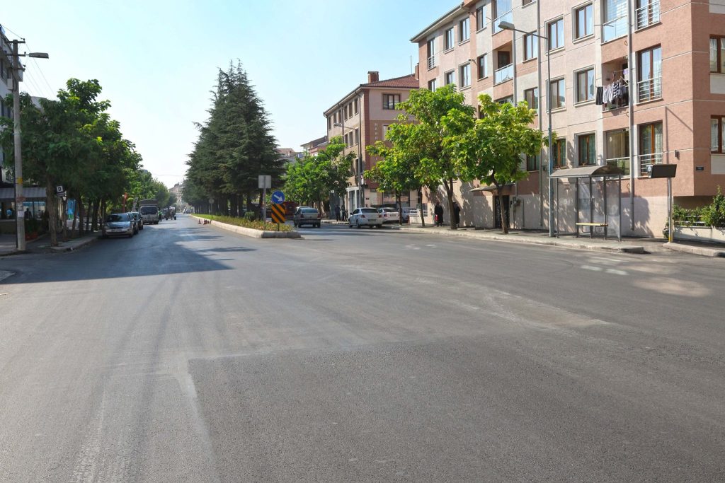 ESKİ duyurdu! O caddede yarın tek şeritte trafiğe kapatılacak