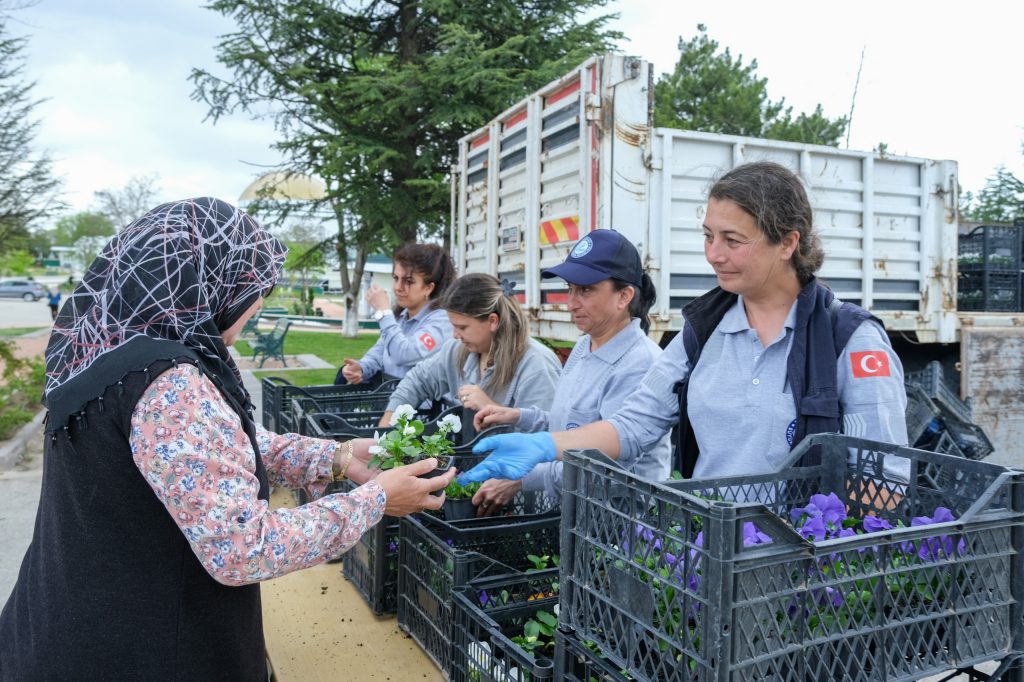 Büyükşehir’den duygulandıran çiçek jesti
