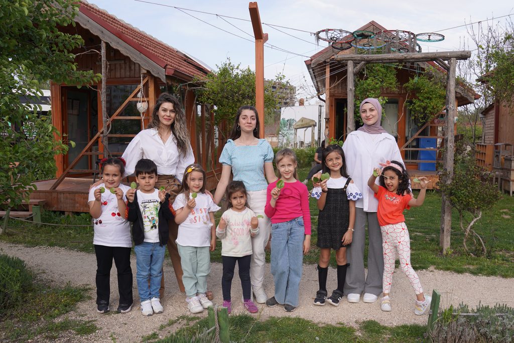Çocuklar doğada hem öğreniyor hem sosyalleşiyor