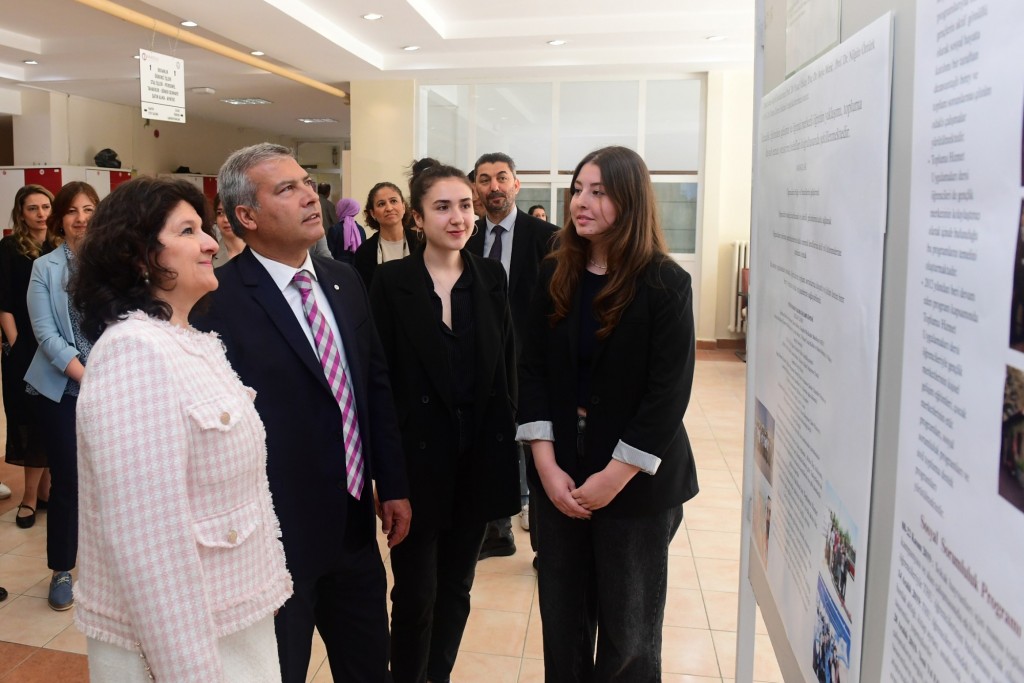 Eczacılık Fakültesinde “Topluma Hizmet Uygulamaları” sergi açıldı