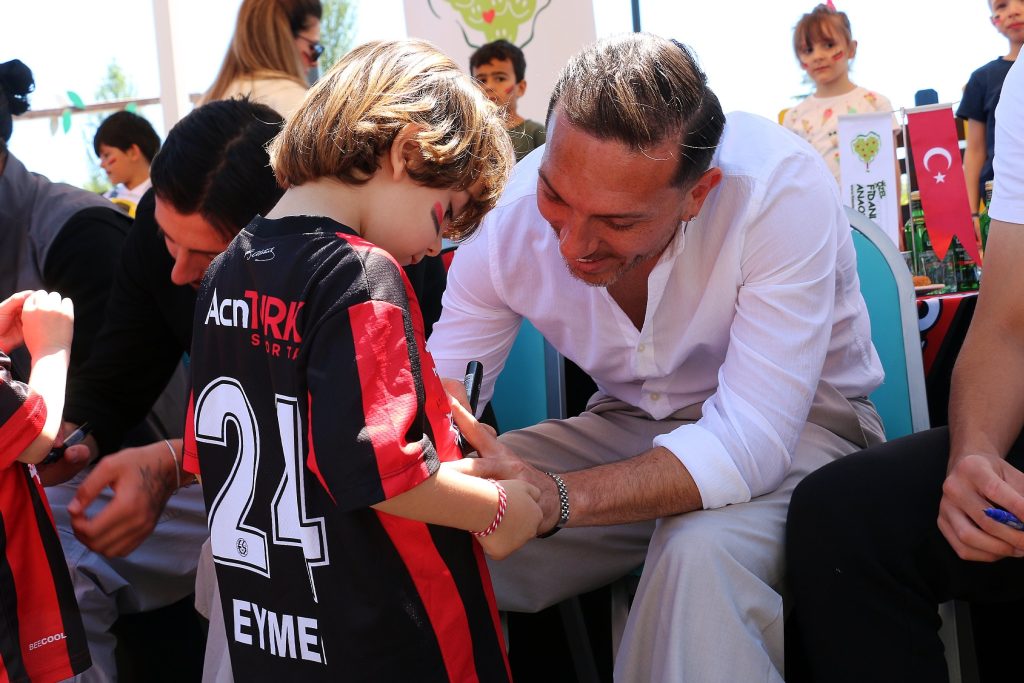 Eskişehirsporlu futbolculardan miniklere ziyaret