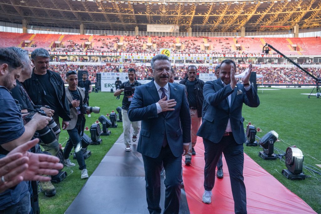 Eskişehirspor coşkulu kutlamayla kupayı kaldırdı