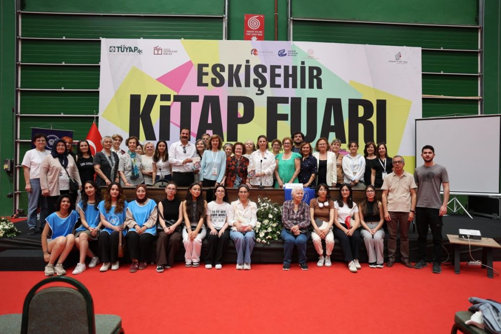 Ayşe Ünlüce, fuar alanında yayınevlerinin stantlarını ziyaret etti