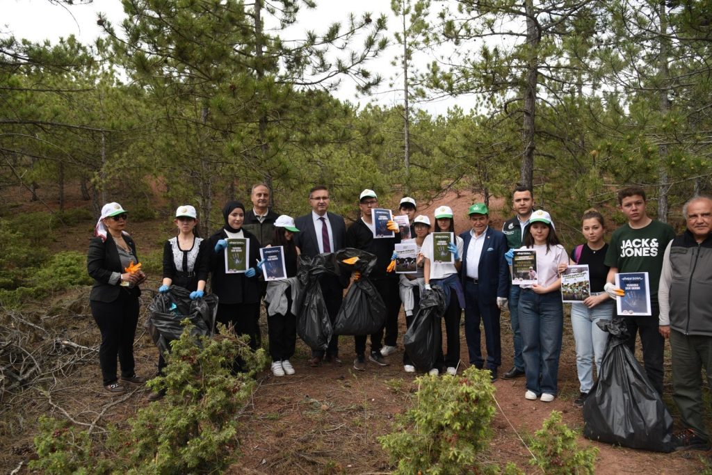 ‘Orman Benim’ kampanyalı çevre temizliğinde 25 çuval atık toplandı