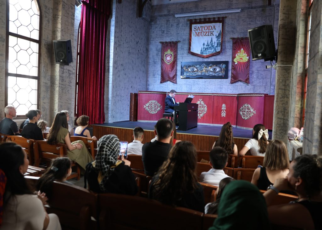 “Şatoda Müzik” konserlerinde Filiz Ahmetoğlu’nun öğrencileri sahne aldı