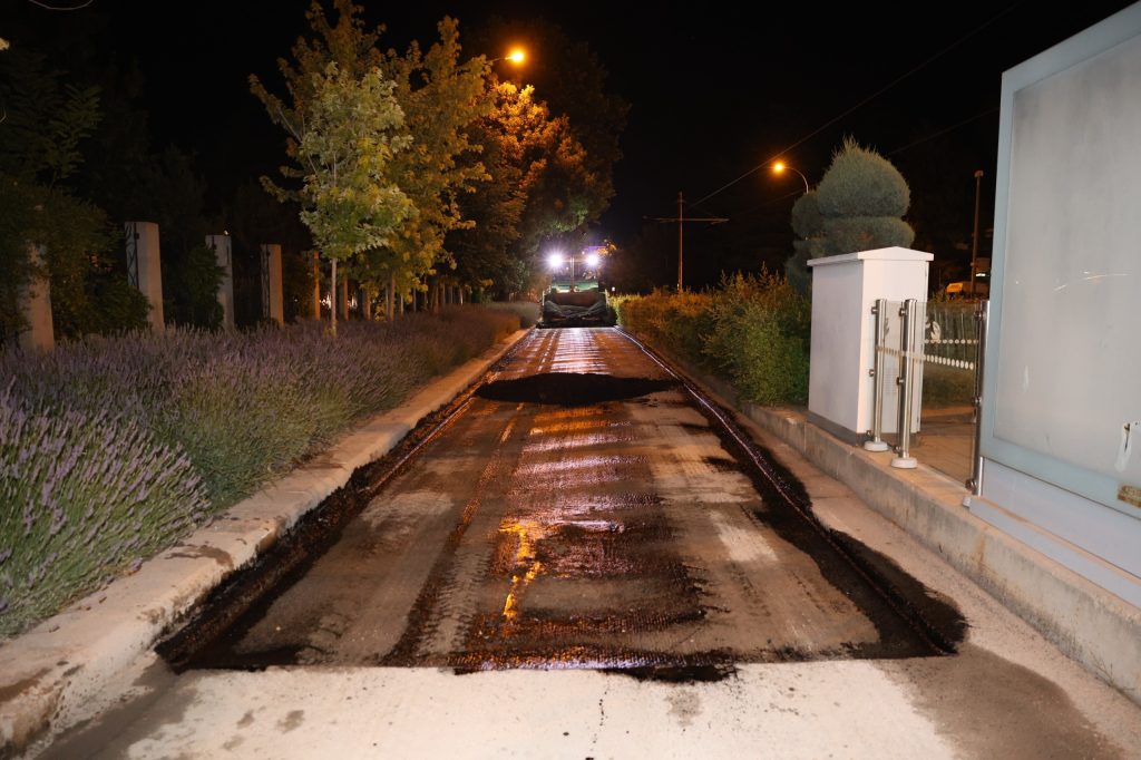 Öğretmenler Bulvarı’nda gece asfaltlama çalışmaları devam etti
