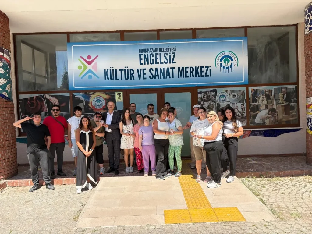 Özel ihtiyaçlı bireylere kişisel bakım hizmetleri sunuluyor
