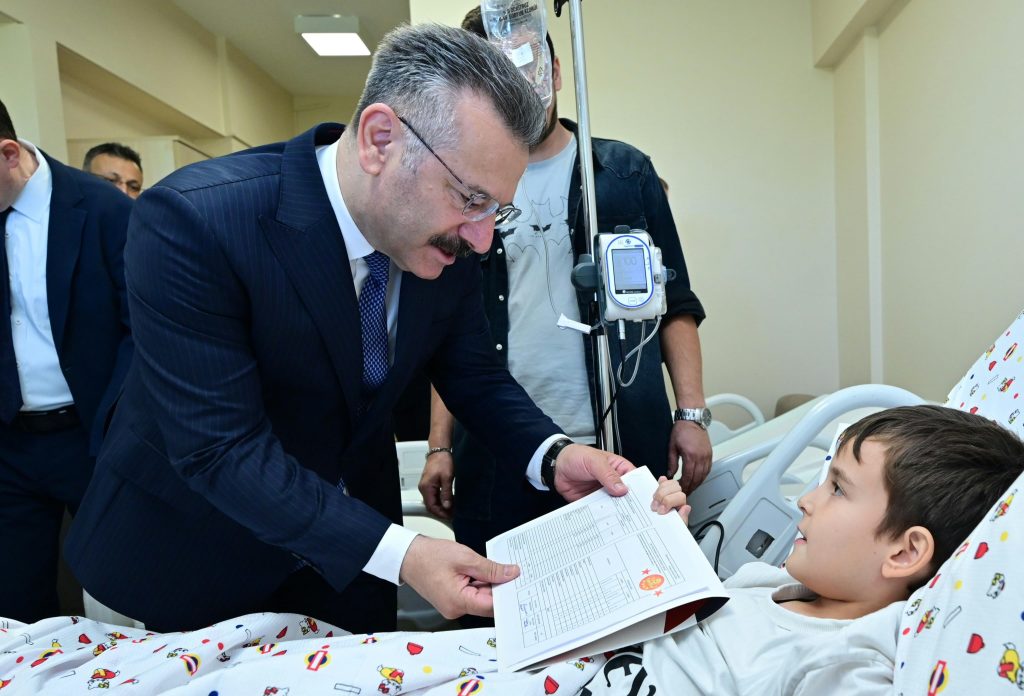Hastanede tedavi gören öğrencilerin karnelerini Vali Aksoy dağıttı