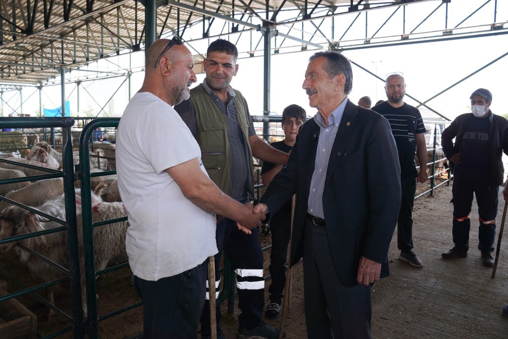 Başkan Ataç, Kurban Bayramı öncesi hayvan pazarını ziyaret etti